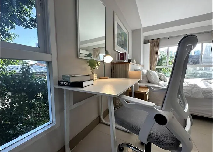 Cozy Retreat In Ekkamai Apartment
